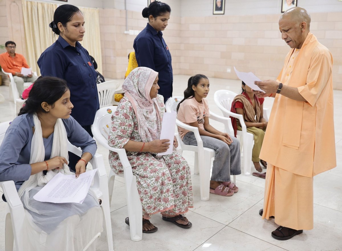 CM Yogi ने जनता दर्शन में सुनी लोगों की समस्याएं