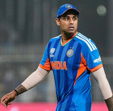 आईसीसी मेन्स टी20 विश्व कप 2026 में भारत को चैम्पियन बनाने वाले कप्तान सूर्यकुमार यादव को ना सिर्फ कप्तानी से हटाया गया, बल्कि टी20 टीम से भी बाहर कर दिया गया.