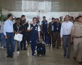 भारतीय क्रिकेट टीम के खिलाड़ी सुरक्षा-व्यवस्था के बीच एयरपोर्ट से बाहर निकले।