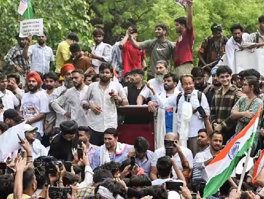 कॉकरोच जनता पार्टी का जयपुर में विरोध प्रदर्शन, गाइडलाइन जारी