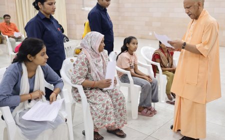 CM Yogi ने जनता दर्शन में सुनी लोगों की समस्याएं