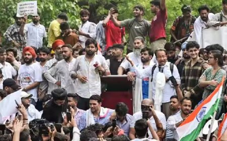 कॉकरोच जनता पार्टी का जयपुर में विरोध प्रदर्शन, गाइडलाइन जारी