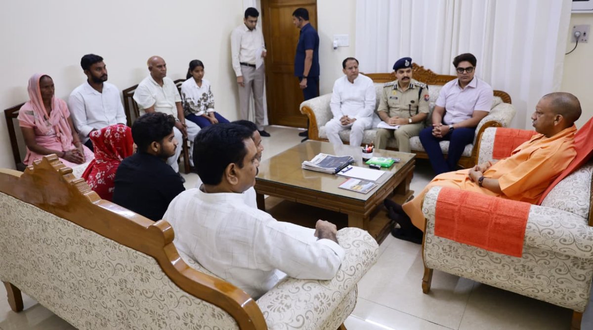 दलित छात्रा ललिता गौतम के परिजनों से मिले मुख्यमंत्री योगी, घटना पर जताया गहरा शोक, कहा- एक भी दोषी बचेगा नहीं