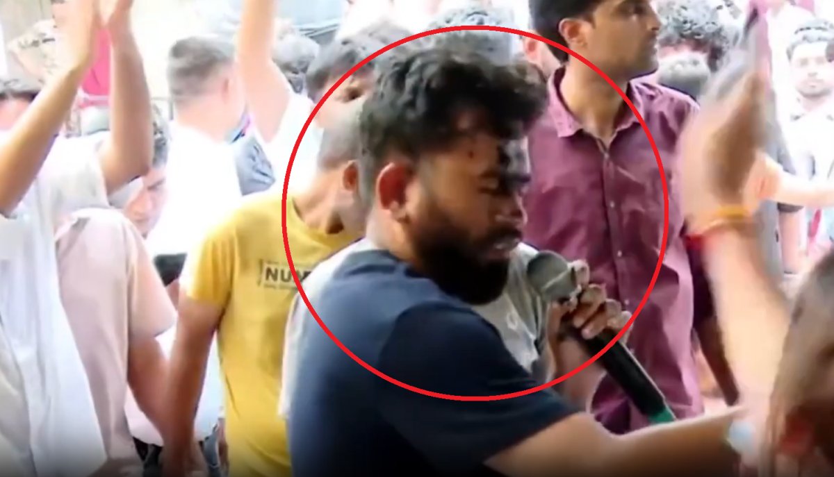 कॉकरोच जनता पार्टी के संस्थापक अभिजीत दीपके पर फेंकी गई स्याही, हिरासत में आरोपी महिला